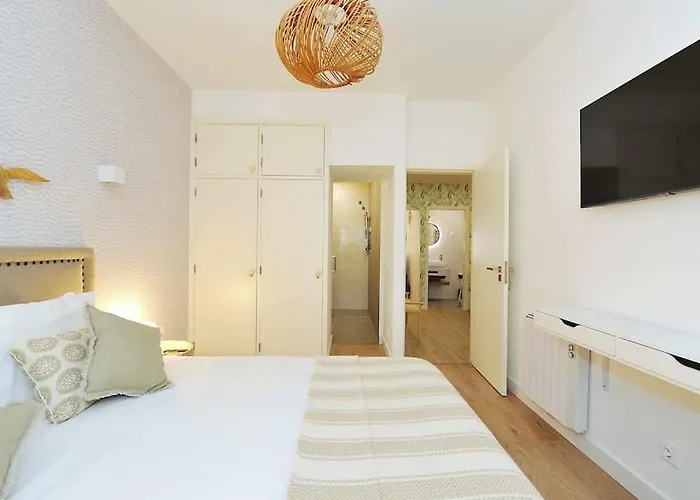 Tropical Pool View - Checkinhome Daire